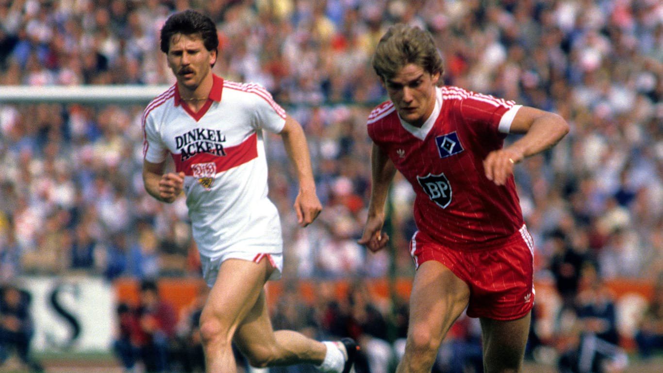 Michael Schröder am Ball (Archivbild): 1984 kämpfte der HSV am letzten Spieltag in Stuttgart noch um die Meisterschaft.