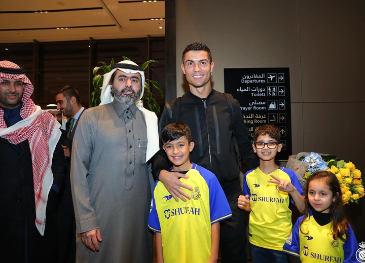 Cristiano Ronaldo shares first photo of himself undergoing his medical at Al Nassr
