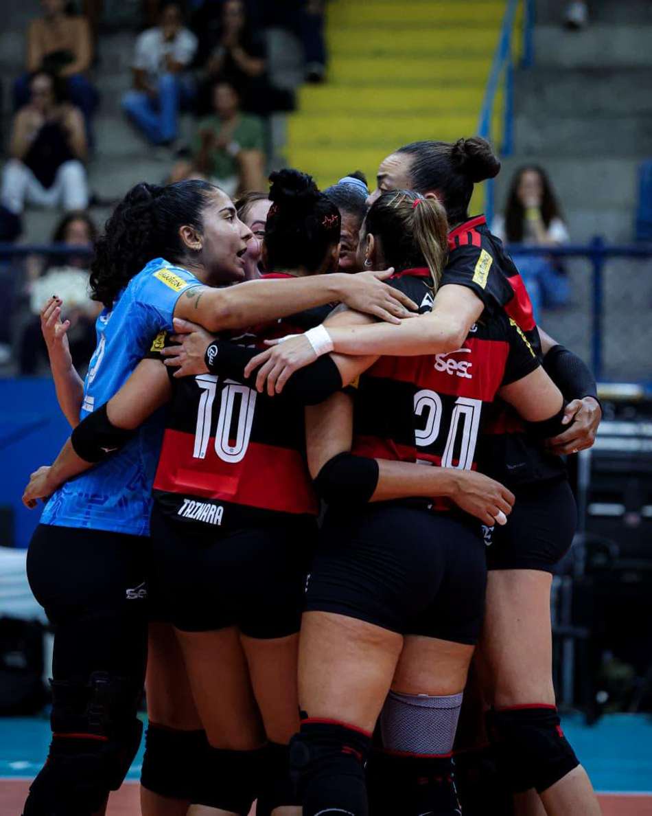 Sesc RJ Flamengo comemora ponto na final do Carioca de vôlei contra o Fluminense