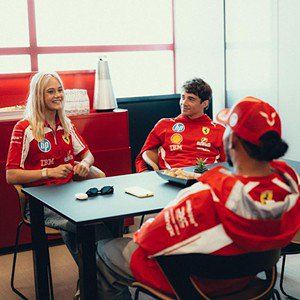 Alba Larsen, Charles Leclerc e Hamilton - Foto: Ferrari