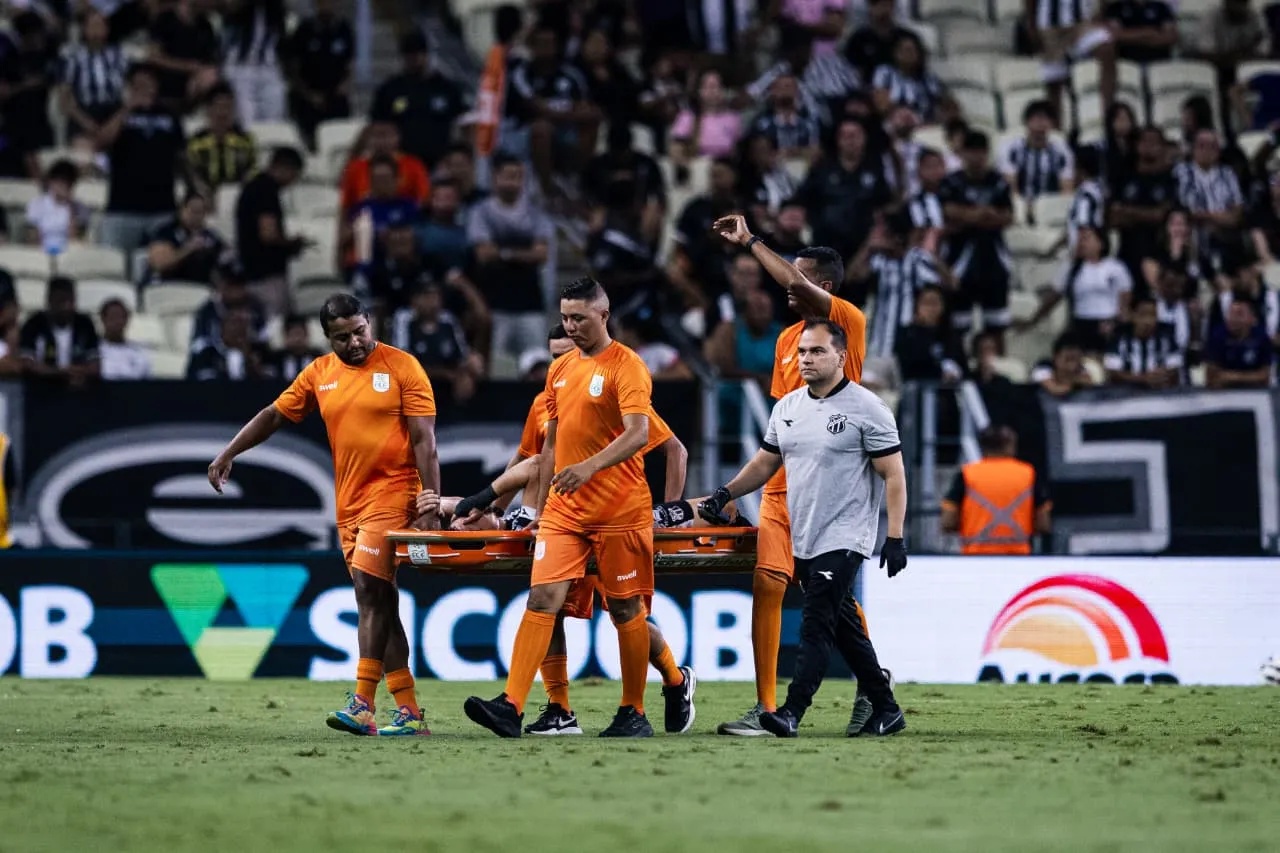 Sanchez saiu de maca aos 29 minutos do primeiro tempo
