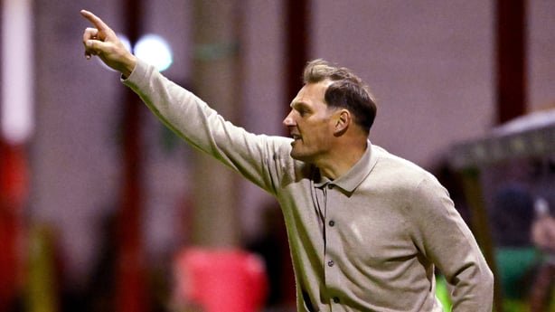 9 October 2026; Sligo Rovers manager Darren Purse issues instruction during the SSE Airtricity Men's Premier Division match between Shelbourne and Sligo Rovers at Tolka Park in Dublin. Photo by Eakin Howard/Sportsfile