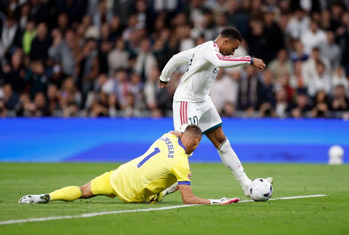 Real Madrid's Kylian Mbappe takes on Sevilla keeper Odysseas Vlachodimos