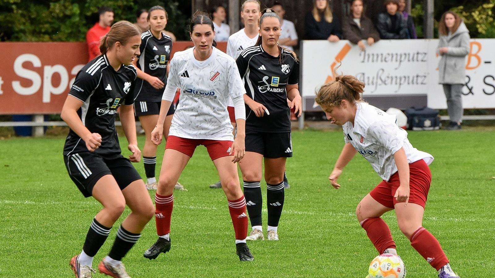 Die Fußballerinnen von RW Überacker (weiße Trikots) im Spiel gegen den FC Ruderting II (in Schwarz).