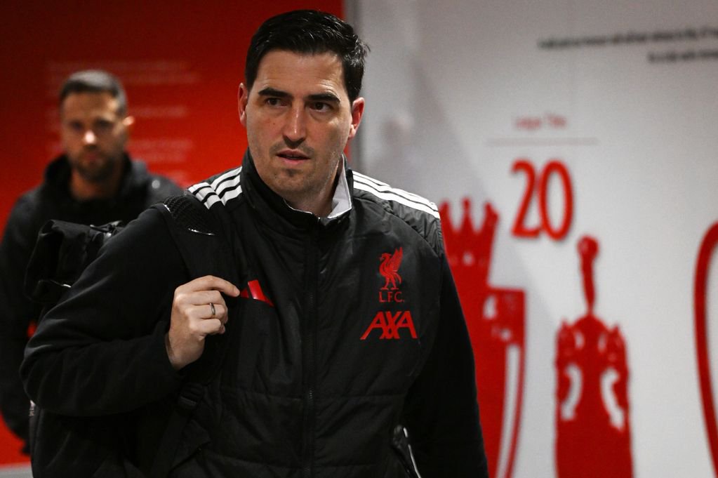 LIVERPOOL, ENGLAND - OCTOBER 28: (THE SUN OUT, THE SUN ON SUNDAY OUT) Andoni Iraola head coach of Liverpool arriving before the Carabao Cup Fourth Round match between Liverpool and Chelsea at Anfield on October 28, 2026 in Liverpool, England. (Photo by Andrew Powell/Liverpool FC via Getty Images)