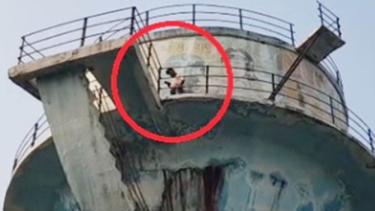 ‘शोले’ फिल्म की सीन हापुड़ में… अपनी डार्लिंग के लिए पानी की टंकी पर चढ़ा युवक