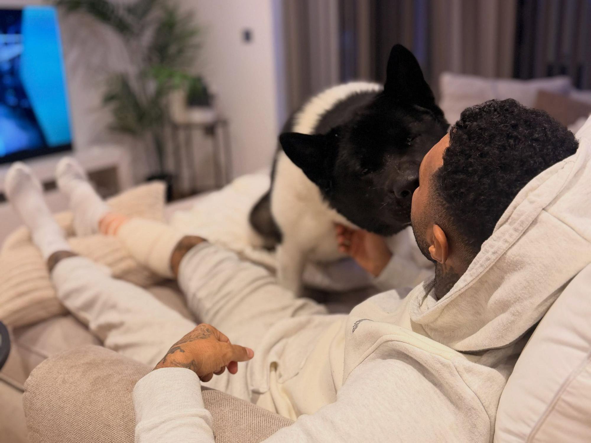 Fußballspieler Jermaine Pennant umarmt einen Mann