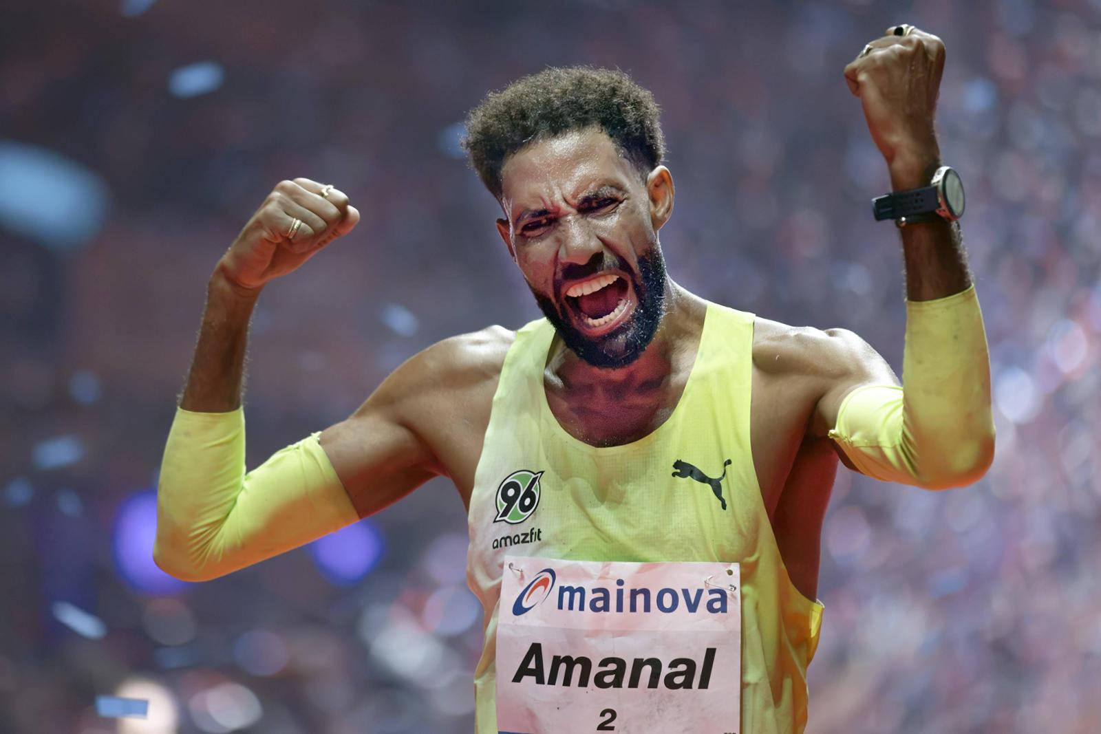 Kann trotzdem Jubeln: Amanal Petros überschreitet nach als Zweiter nach 2:05:46 Stunden die Ziellinie in der Frankfurter Festhalle.
