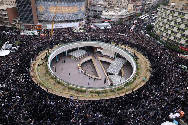 Iranians gather at Valiasr Square
