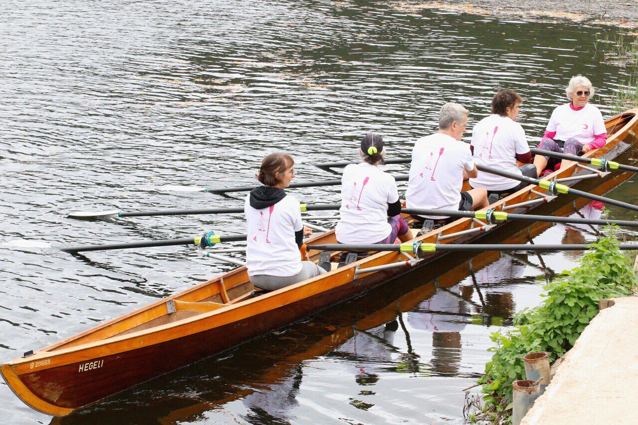 Les membres de l'Aviron Douellais aux couleurs d'Octobre Rose.