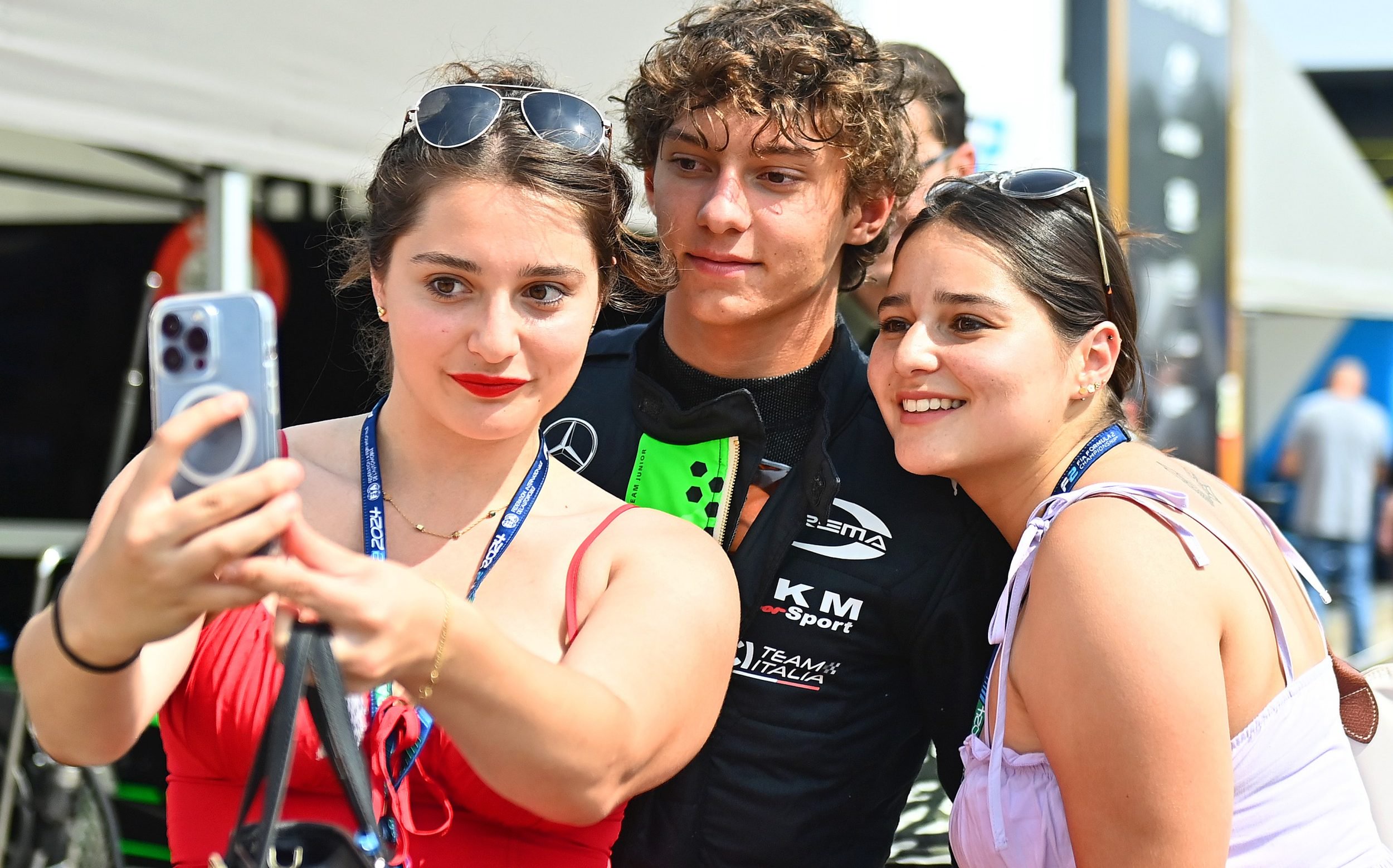 Kimi Antonelli takes a selfie with female fans