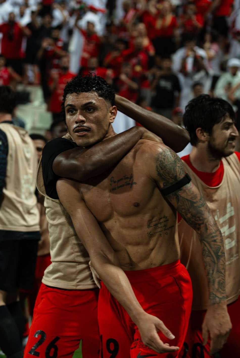 Mateusão sem camisa em partida do Shabab Al-Ahli