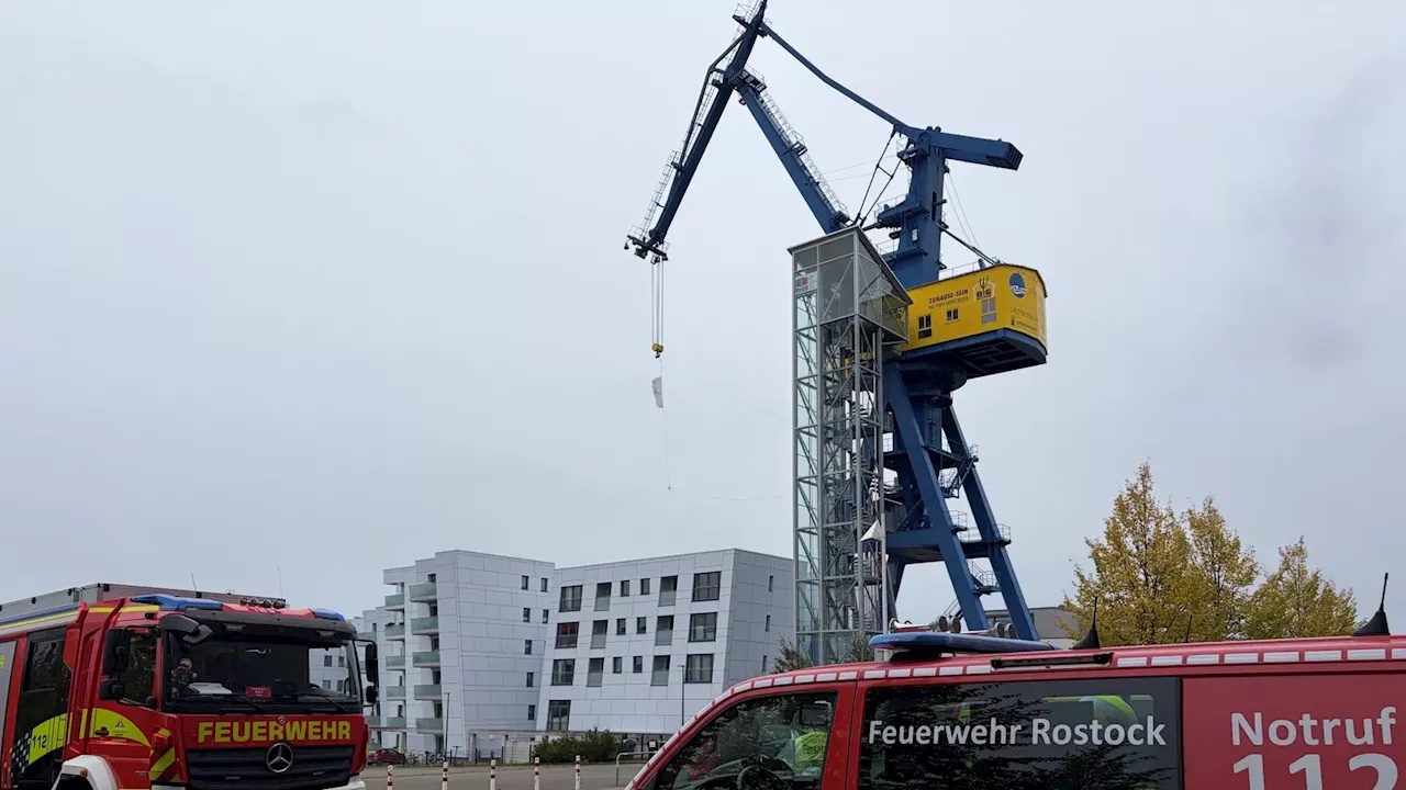 Rostock: Historischer Hellingkran am Hafen droht einzustürzen