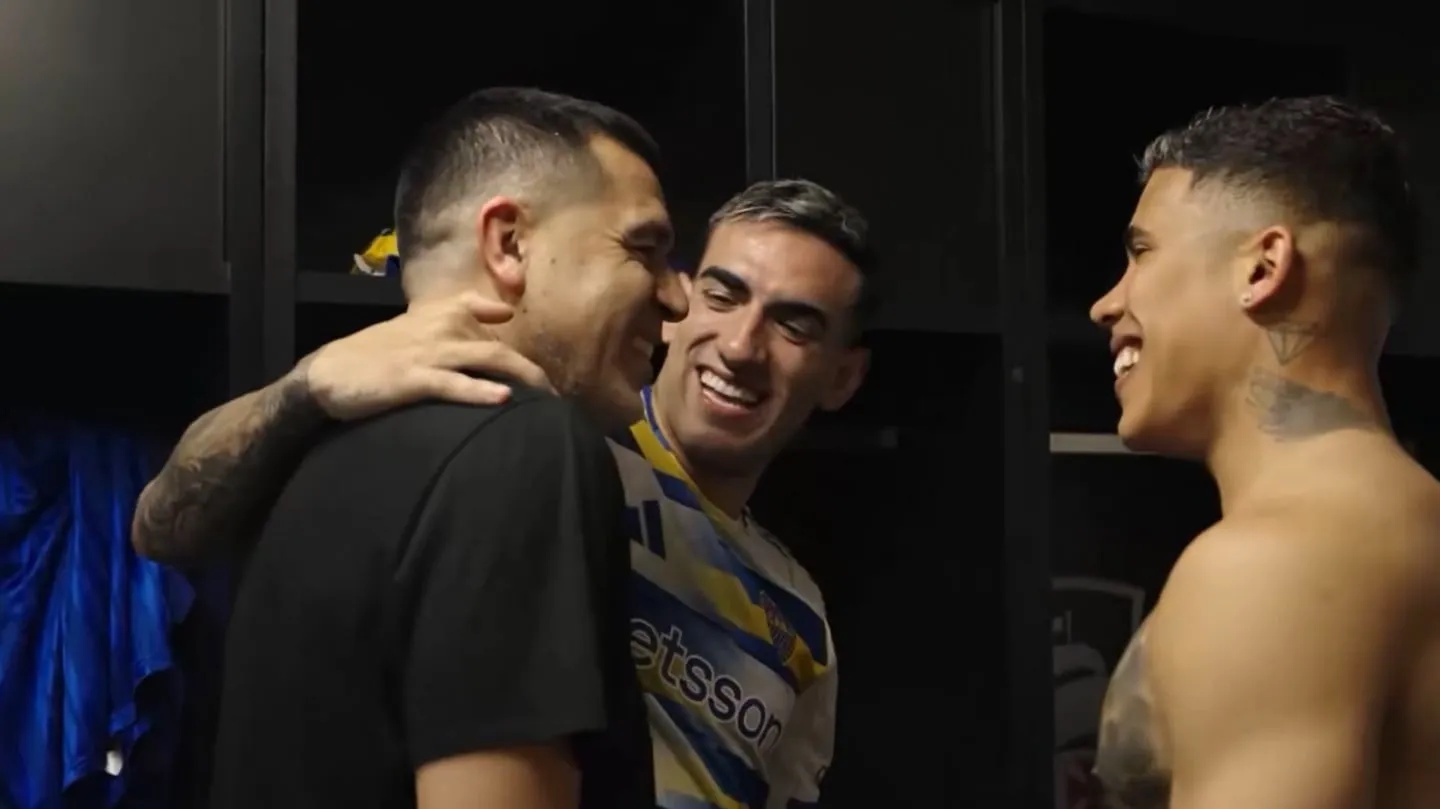 Juan Román Riquelme visits Boca Juniors locker room