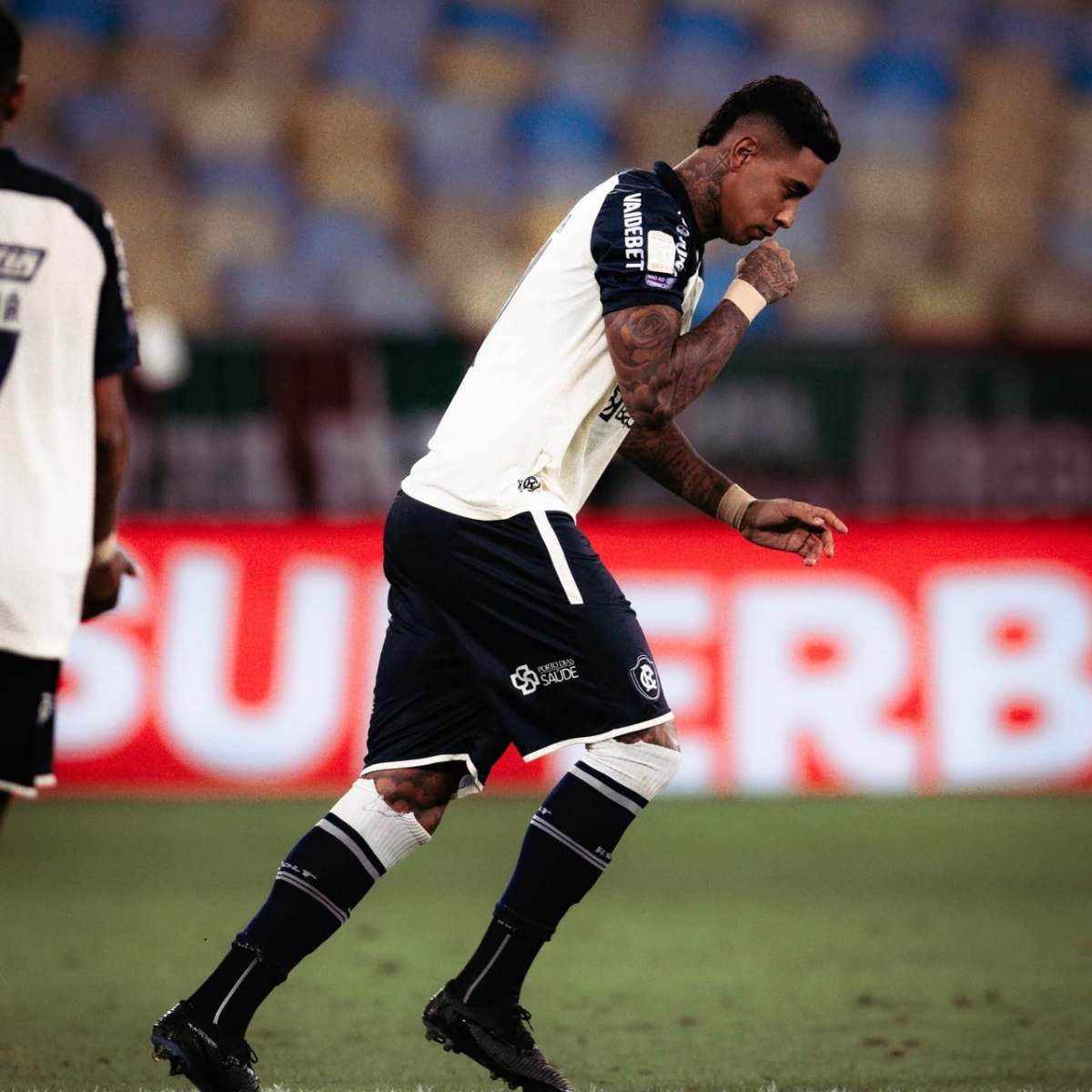 Livre no mercado, Alef Manga mantém rotina de treinos em Santos/SP e segue entre os destaques do ex-clube na Série A