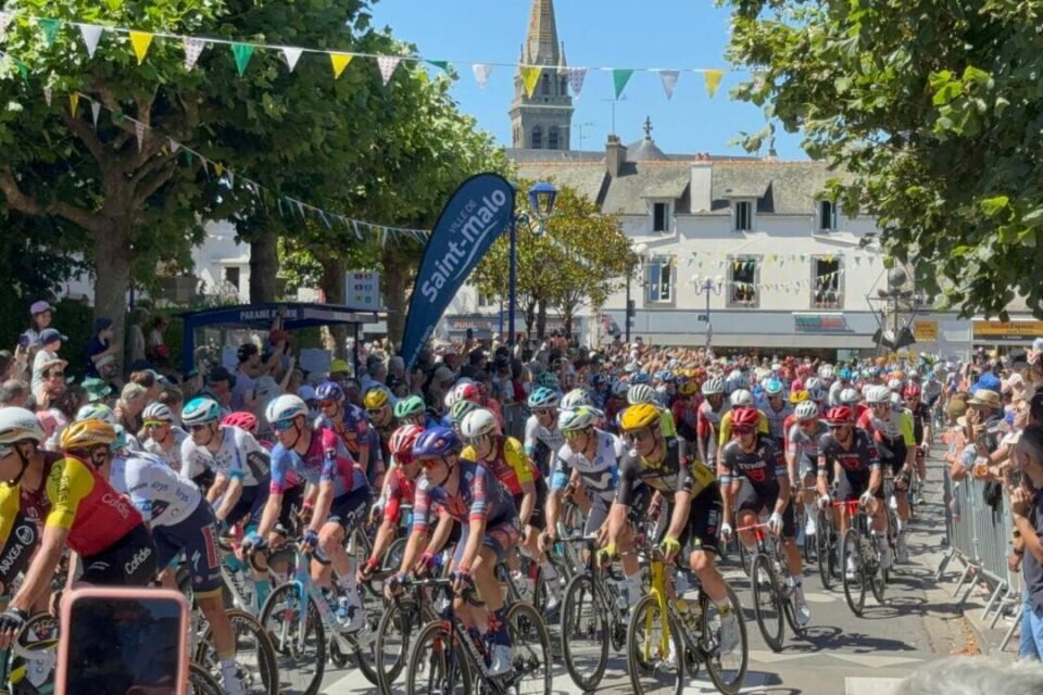 Il est 12h15 ce vendredi 11 juillet et le peloton du Tour de France traverse le quartier de Paramé sous les vivas de la foule.