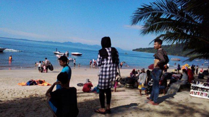 SUASANA keramaian pengunjung di Pantai Pandan Jalan Sisimangaraja, Padangsidimpuan, Pandan, Kabupaten Tapanuli Tengah, hari Senin (16/3/2020).