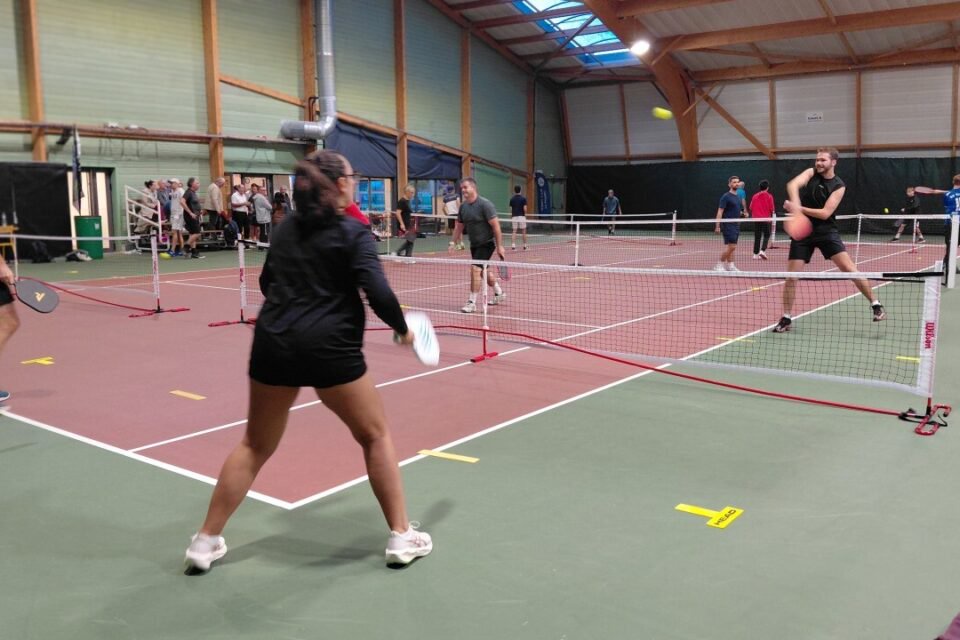 Pour une utilisation en Pickleball, un court de tennis est divisé en quatre terrains différents