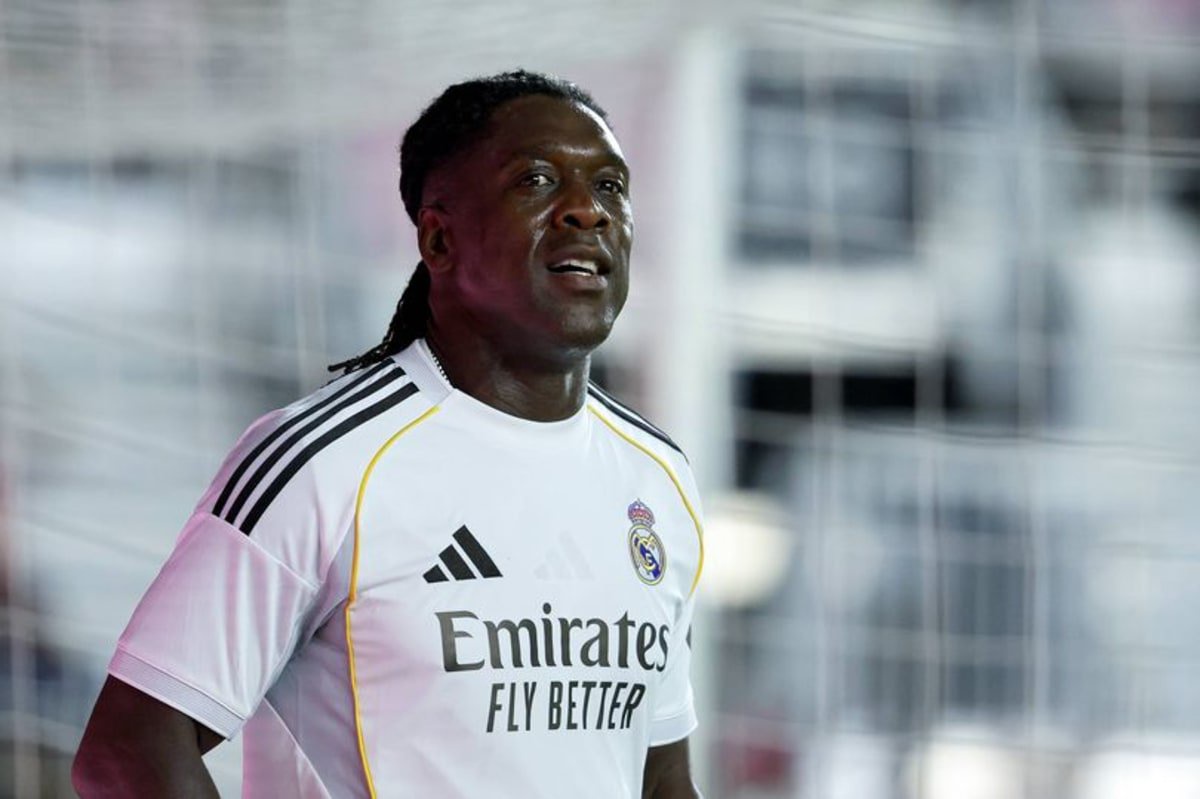 MIAMI, FLORIDA - MAY 9: Clarence Seedorf #10 of Real Madrid Legends looks on during the game against Barcelona Legends at Inter Miami Stadium on May 9, 2026 in Fort Lauderdale, Florida. (Photo by Leonardo Fernandez/Getty Images)