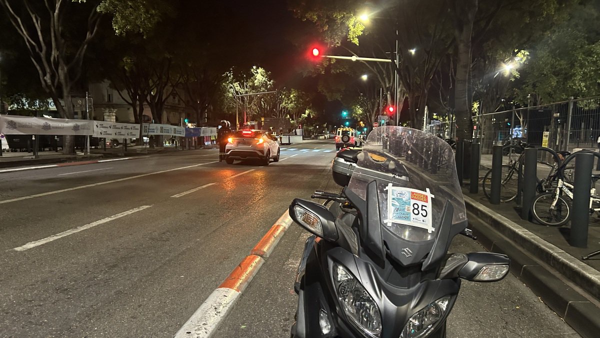 Sur la zone de course de Marseille-Cassis, ce dimanche 25 octobre 2026, seuls les agents de police, de sécurité et quelques derniers installateurs s’activaient à l’aube.