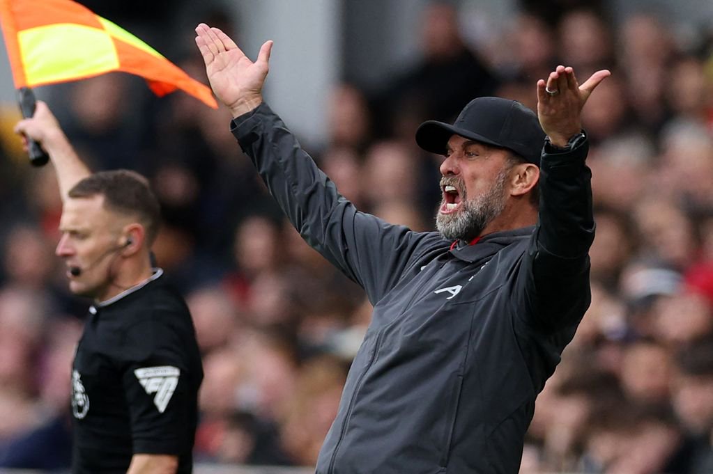 Jürgen Klopp reacts during Liverpool's clash with Brentford