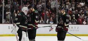 Coyotes get win in final Arizona game; fans show plenty of love