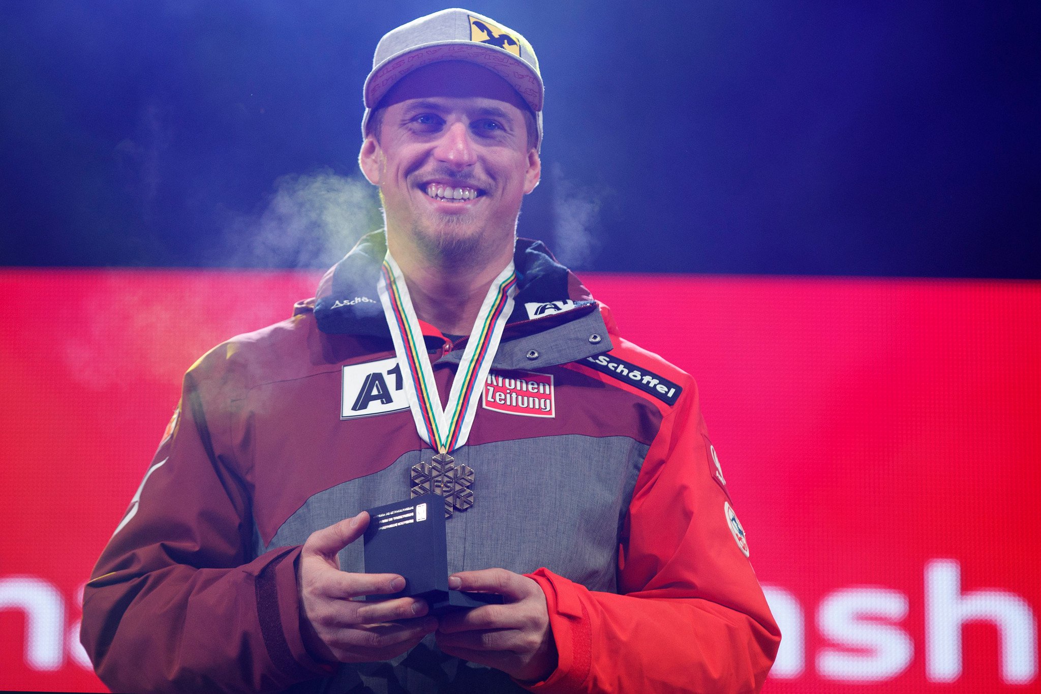 Max Franz (AUT) lächelt bei der Siegerehrung der Männer-Abfahrt an der Ski-WM 2017 in St. Moritz mit seiner Bronzemedaille.