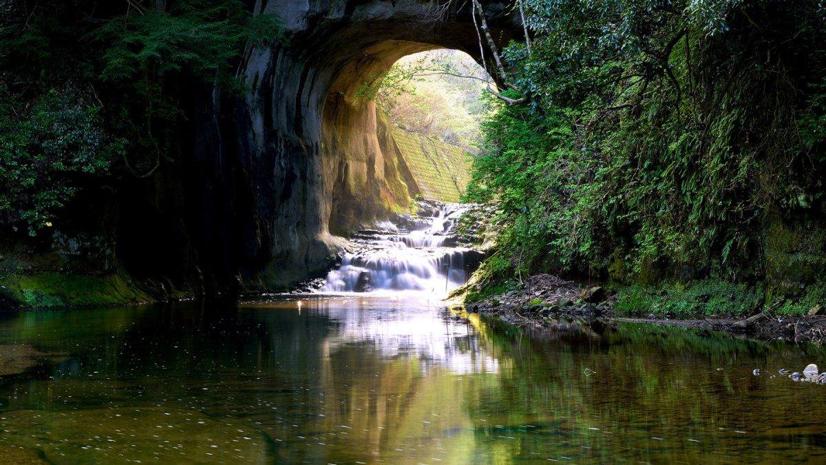 Air Terjun Nomizo, satu tempat wisata alam sekitar Tokyo Jepang yang cocok dikunjungi saat musim panas.