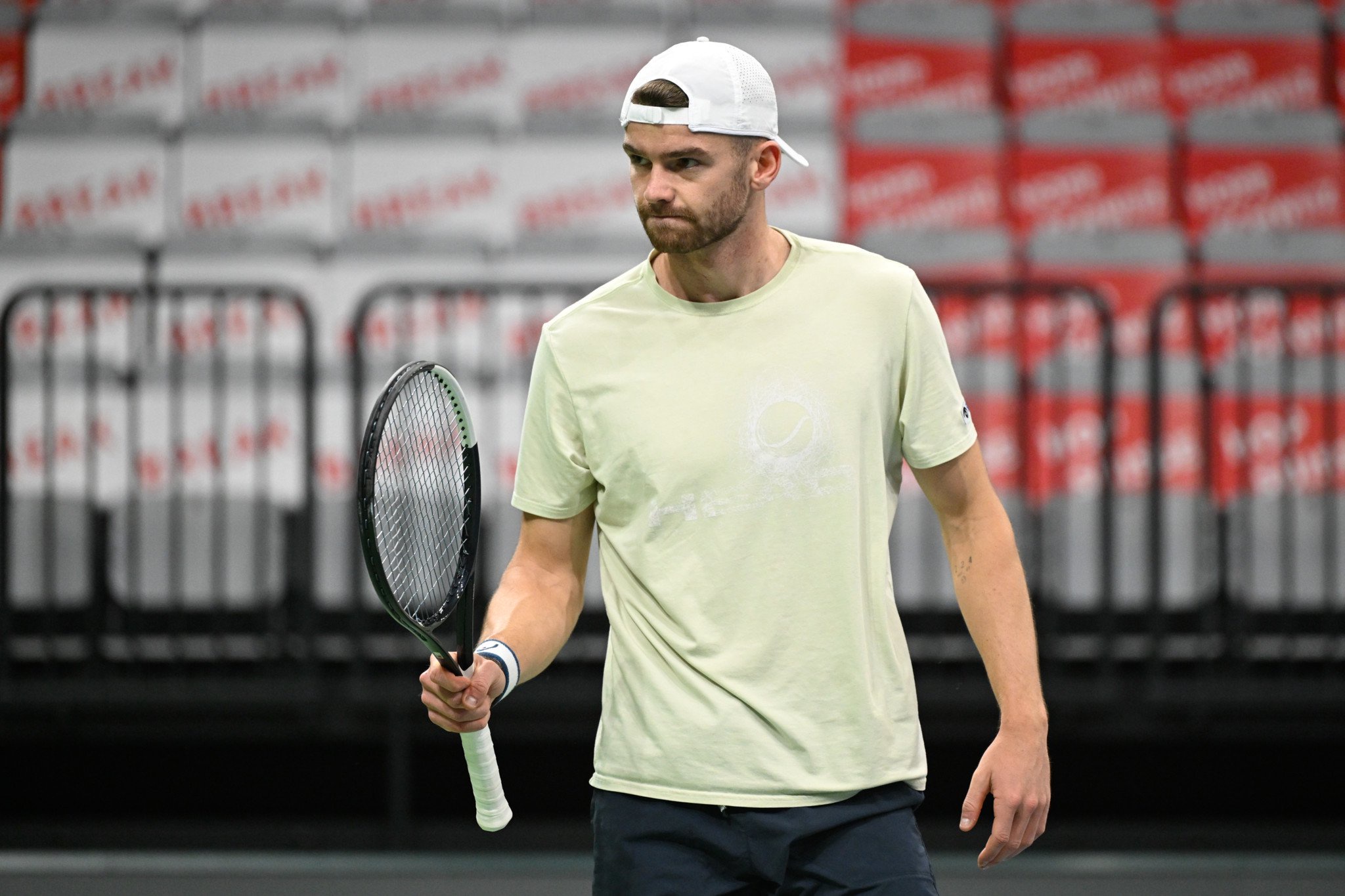 Jerome Kym beim Davis-Cup-Training der Schweiz in Biel, mit Tennisschläger in der Hand und weissem Cap.