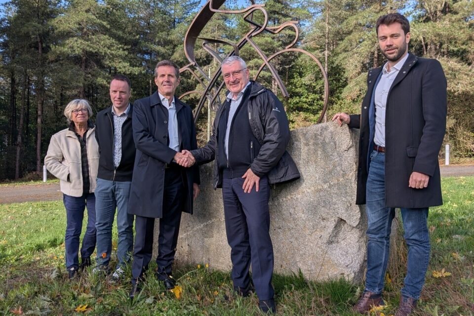 Le directeur-adjoint d'ASO, bras droit de Christian Prudhomme est venu officialiser en haut de la côte de Cadoudal, l'annonce du passage du Tour à Plumelec à son maire, Stéphane Hamon.