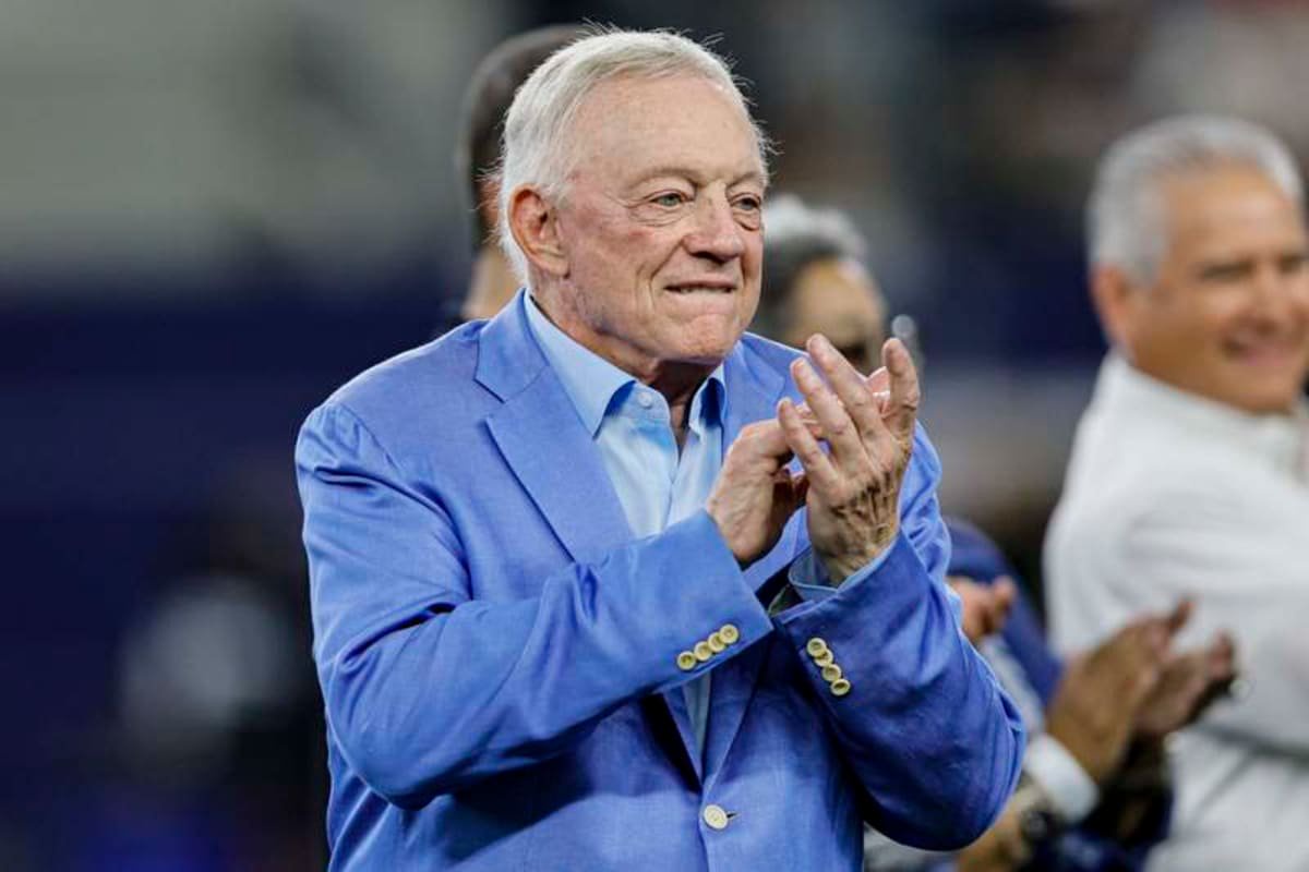 ARLINGTON, TX – AUGUST 22: Dallas Cowboys owner and GM Jerry Jones mingles with fans before the preseason game between the Dallas Cowboys and the Atlanta Falcons on August 22, 2025 at AT&T Stadium in Arlington, Texas.Photo by Matthew Pearce/Icon Sportswire NFL, American Football Herren, USA AUG 22 Preseason Falcons at Cowboys EDITORIAL USE ONLY Icon169250822240 ©IMAGO/Icon Sportswire