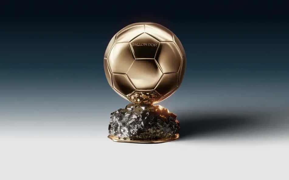 Bola de Ouro (Ballon d'Or) dourada sobre pedestal rochoso