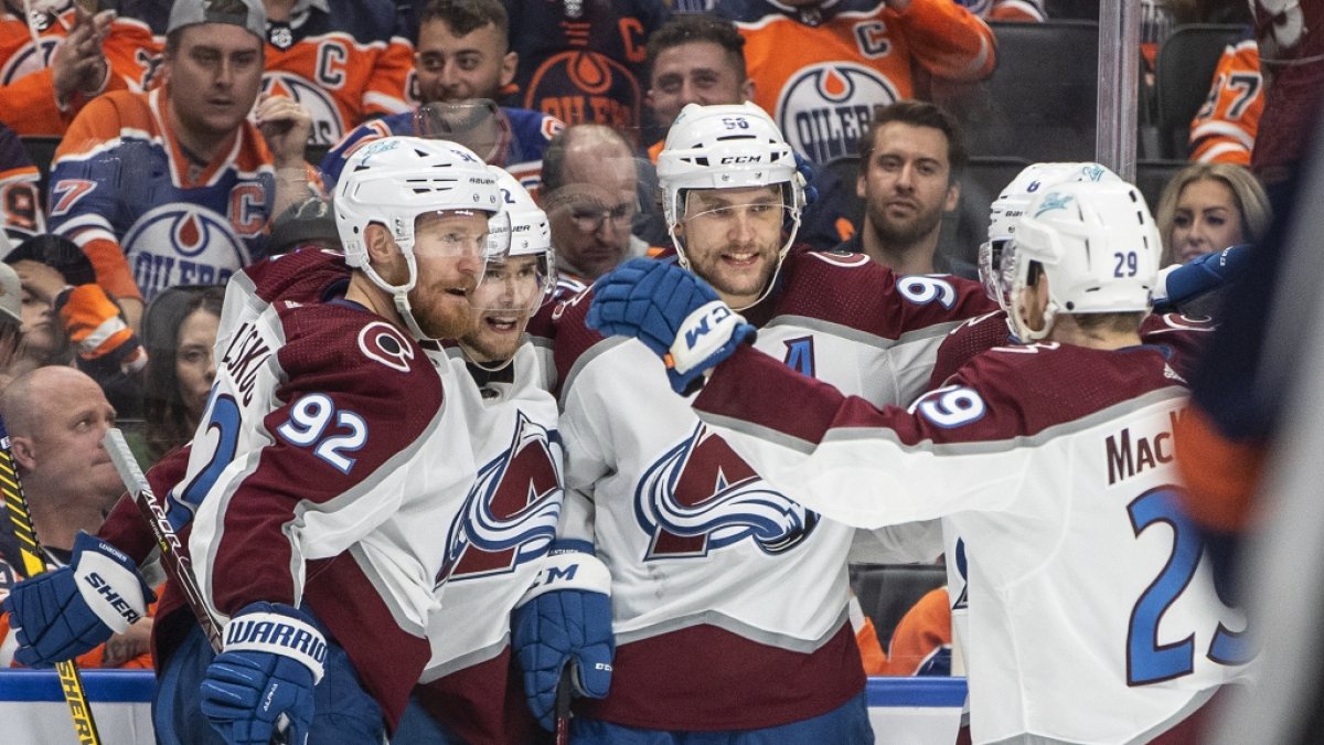 NHL, Edmonton Oilers - Colorado Avalanche Western Conference, Conference-Finale, 4. Spieltag: Gabriel Landeskog (92), Artturi Lehkonen (62), Kurtis MacDermid (56) und Nathan MacKinnon (29) von Colorado Avalanche feiern ein Tor. (Foto)