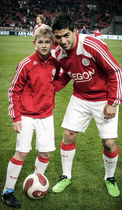 Matthijs de Ligt poses with Luis Suarez before an Ajax game