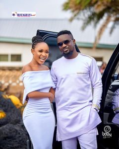 Akuapem Poloo Rolls with Sarkodie as Both Pose as Couples in Latest Pic. - Opera News