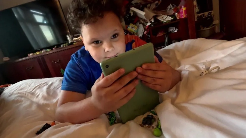 Dolig digartref: 'Sut fydd Sion Côrn yn dod o hyd i mi?'