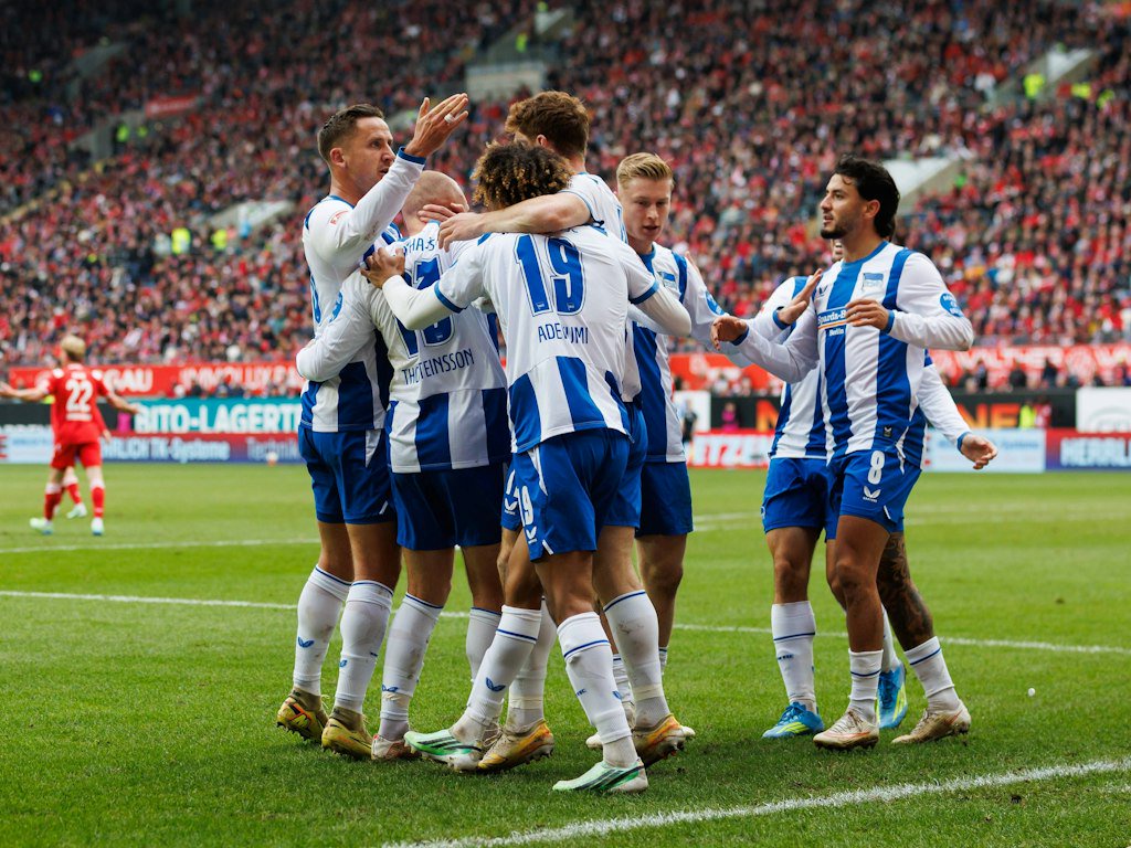 Blau-weiße Jubeltraube auf dem Betzenberg! Drei Hertha-Tore gegen den 1. FC Kaiserslautern. 