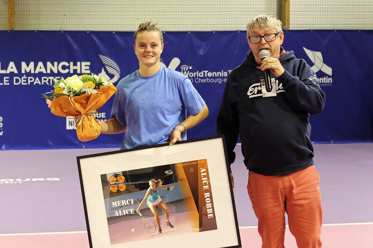 Alice Robbe, ici avec le directeur du tournoi Pierrick Dorange, a été chaleureusement remerciée et récompensée à l'issue de son dernier match hier au complexe Louise-Michel.