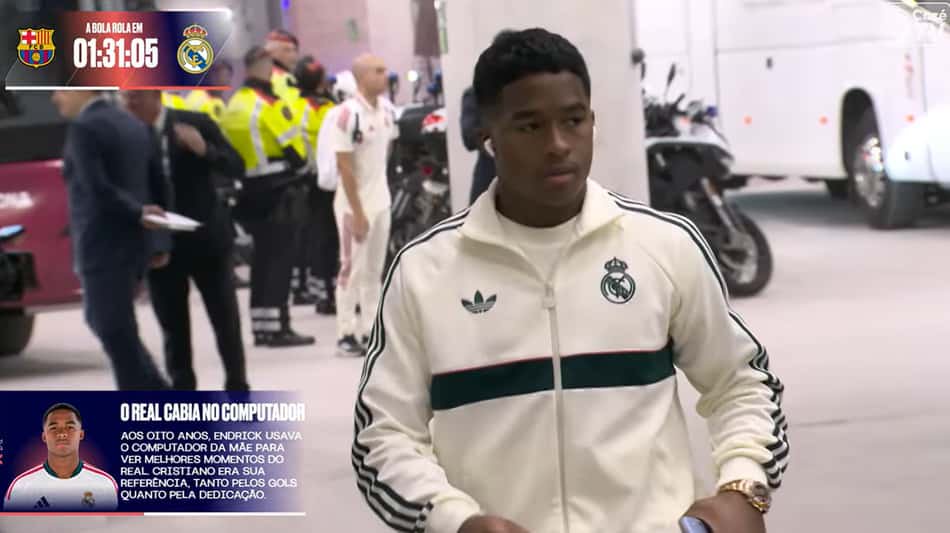 Endrick chega ao Real Madrid no aeroporto, vestindo jaqueta branca do clube.