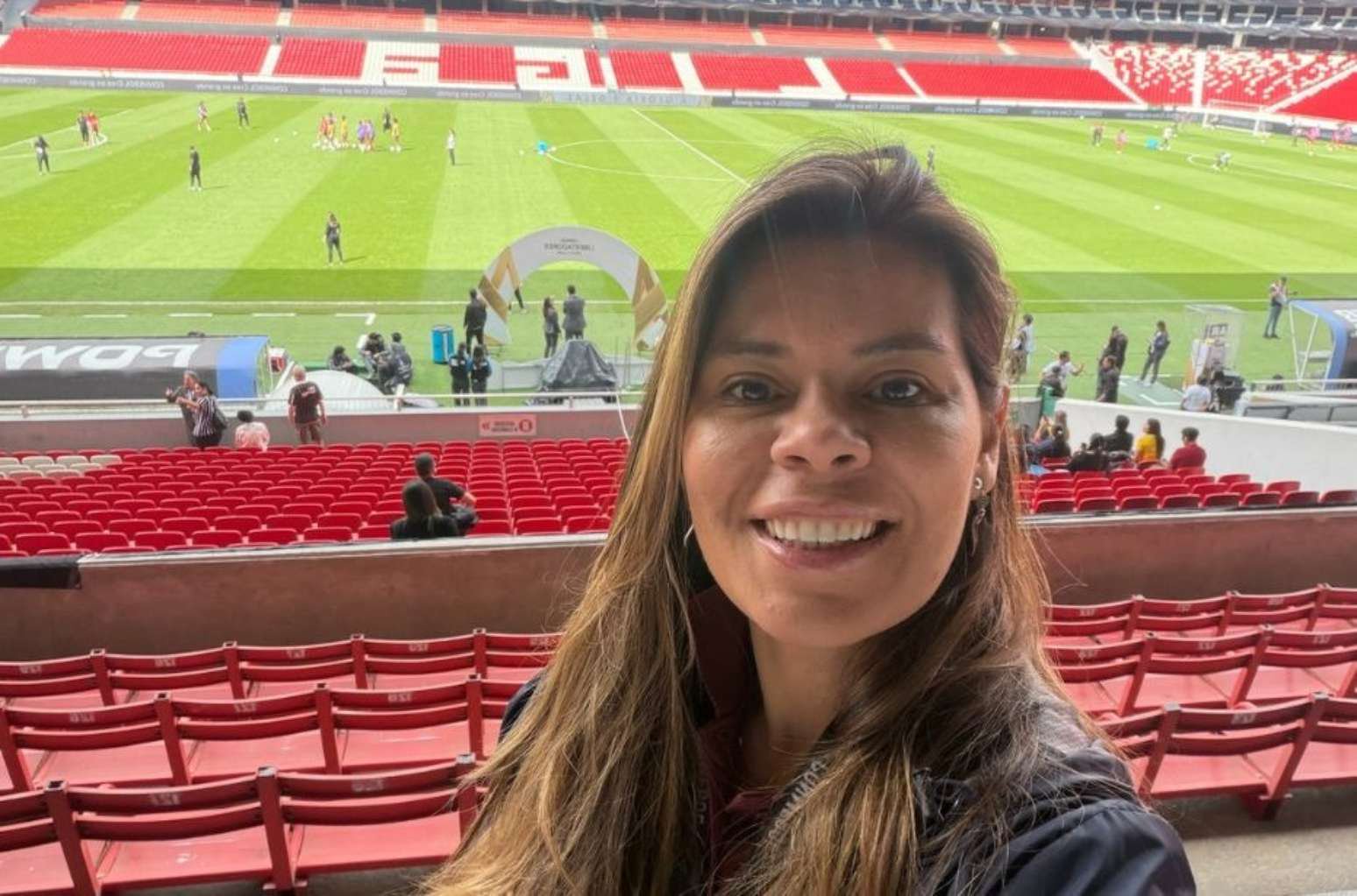 Narradora brasileira Elaine Trevisan, 38 anos, acompanha atenta os jogos da semifinal da Libertadores Feminina de 2026 