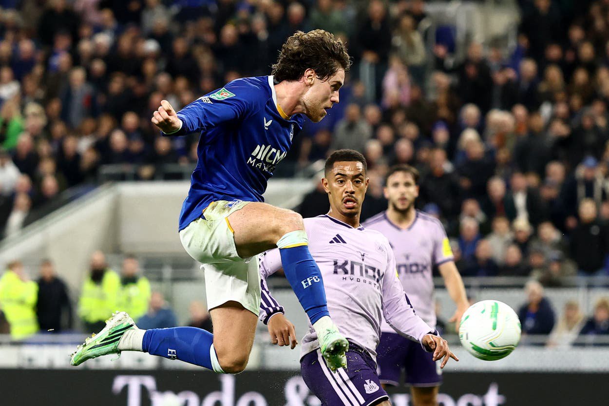Hayden Hackney scores Everton’s second goal