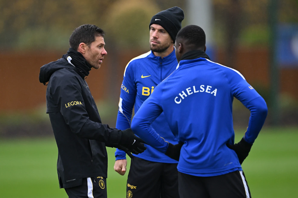 Xabi Alonso speaks to Jordan Henderson and Moises Caicedo in Chelsea training.