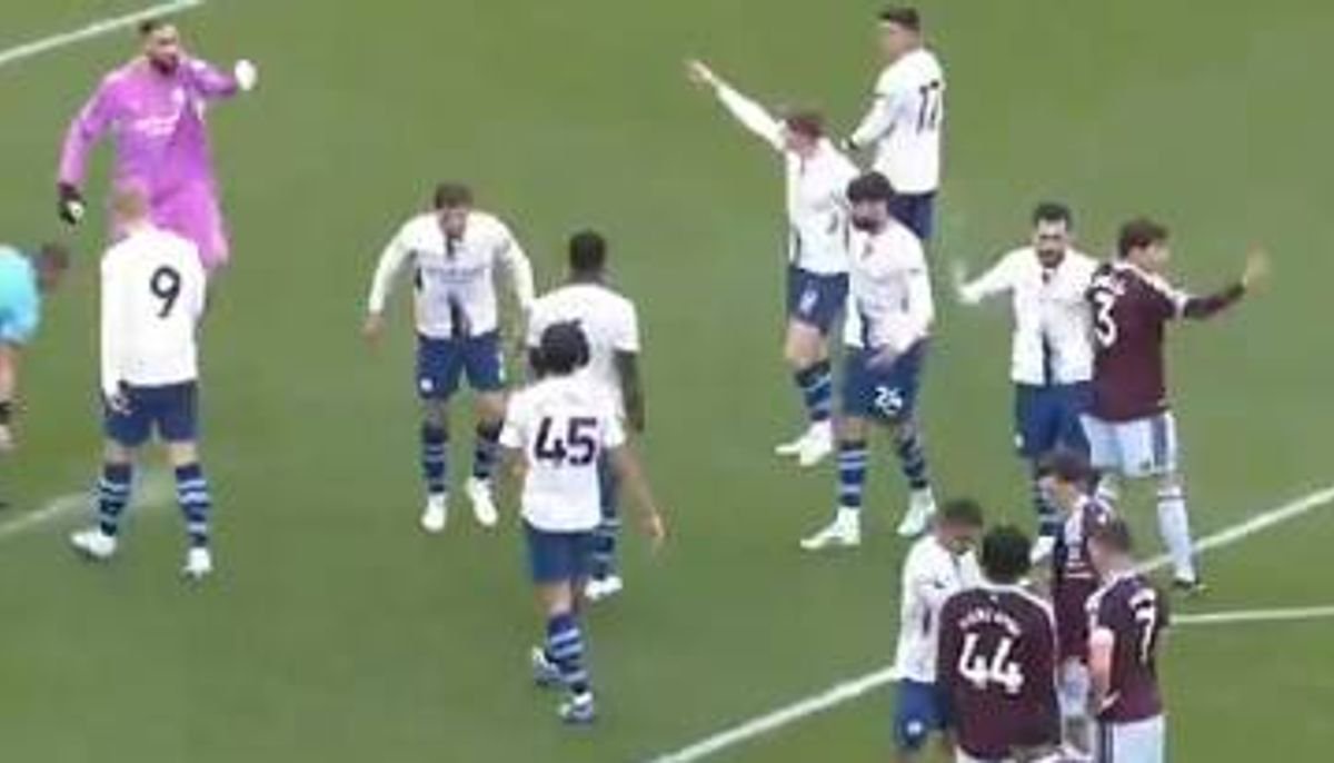 City players during their loss to Aston Villa