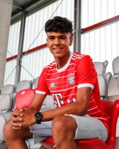 نادي بايرن ميونخ الألماني يعلن تعاقده مع ظهير أيسر المنتخب الوطني المغربي