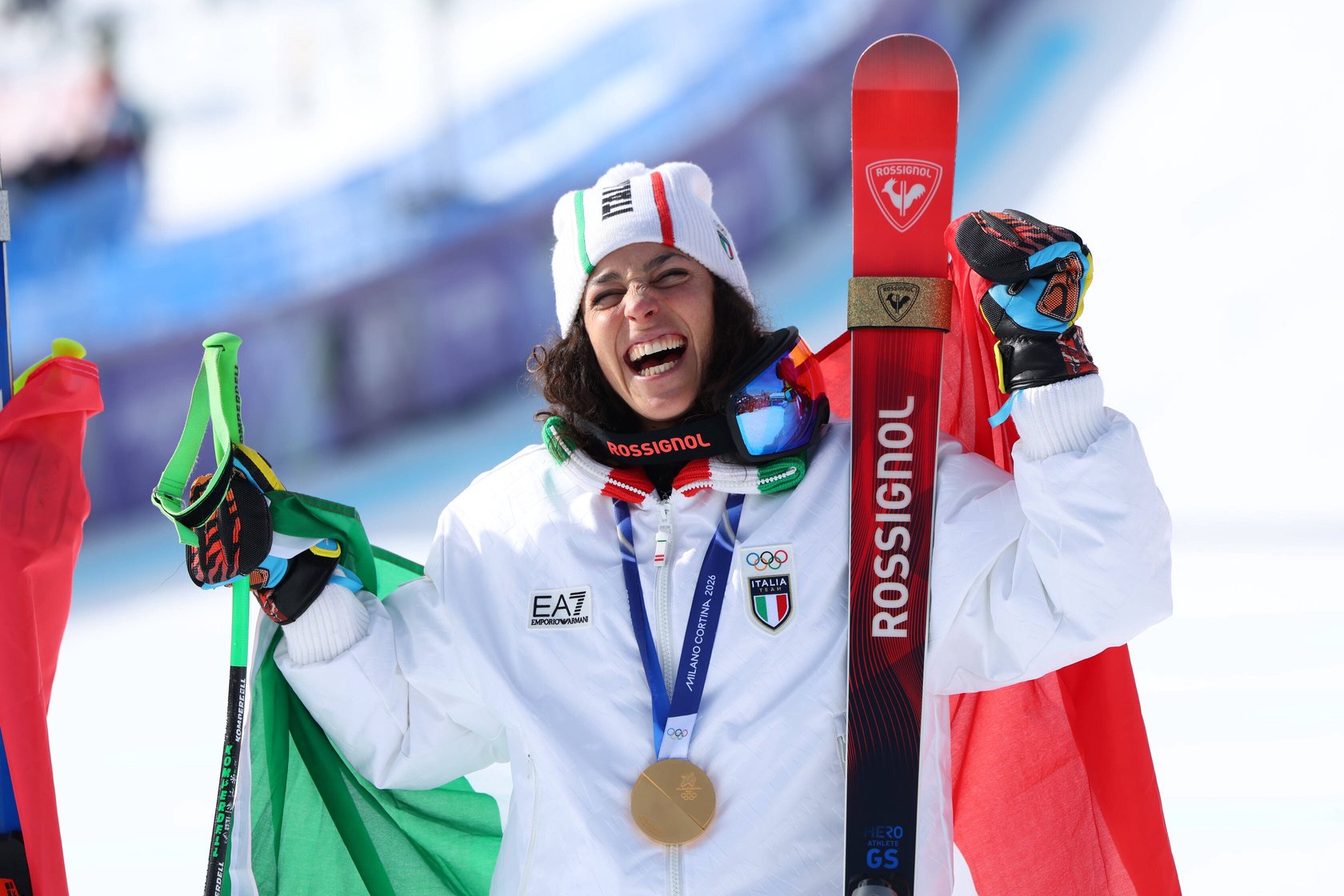 Federica Brignone feiert eine Goldmedaille bei Olympia 2026