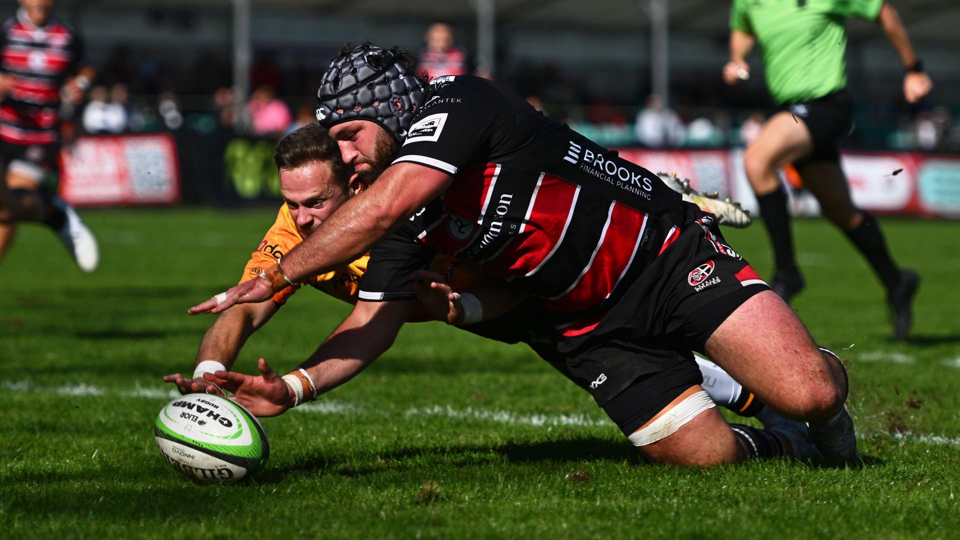 Prop Alessandro Heaney scores a try