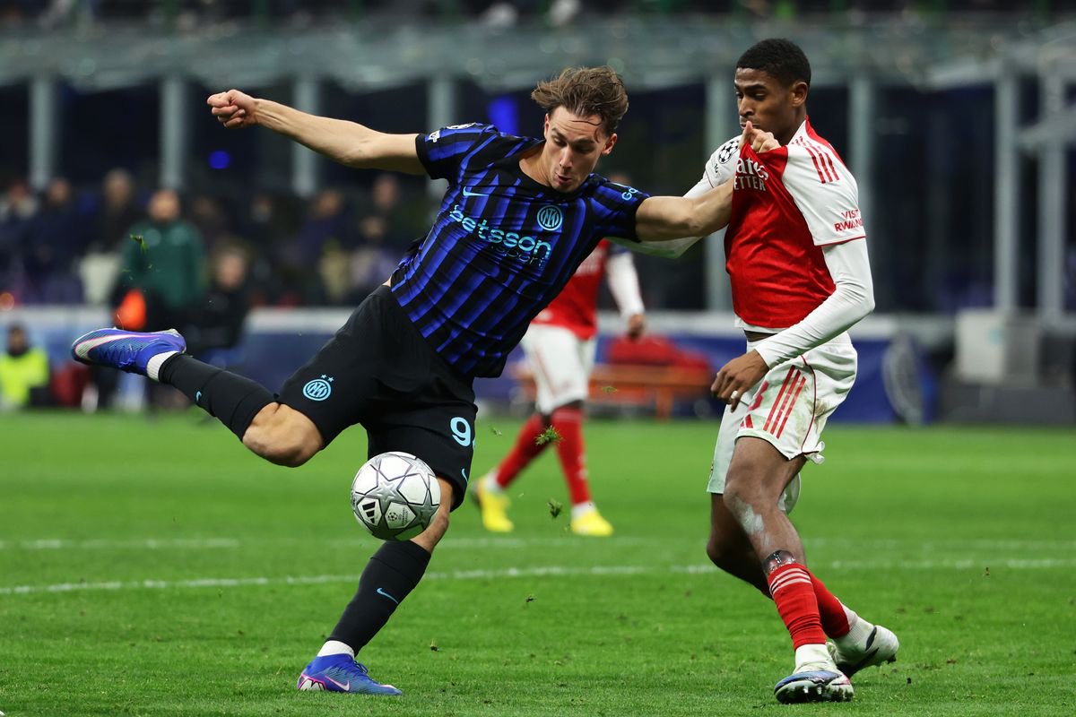 Francesco Pio Esposito of FC Internazionale, in action, is challenged by Cristhian Mosquera of Arsenal FC during the UEFA Champions League 2025/26 League Phase MD7 match between FC Internazionale Milano and Arsenal FC at Stadio San Siro on January 20, 2026 in Milan, Italy. 