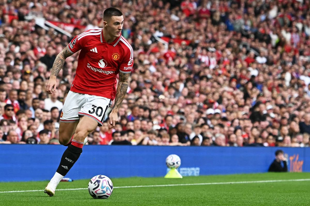 Manchester United's Slovenian striker #30 Benjamin Sesko runs with the ball during the English Premier League football match between Manchester United and Manchester City at Old Trafford in Manchester, north west England, on September 13, 2026. (Photo by Paul ELLIS / AFP via Getty Images) / RESTRICTED TO EDITORIAL USE. No use with unauthorized audio, video, data, fixture lists, club/league logos or 'live' services. Online in-match use limited to 120 images. An additional 40 images may be used in extra time. No video emulation. Social media in-match use limited to 120 images. An additional 40 images may be used in extra time. No use in betting publications, games or single club/league/player publications. /