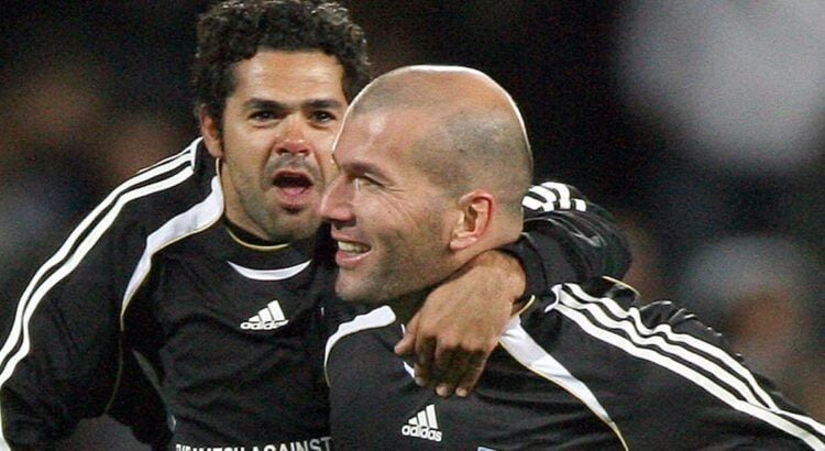 laisse-toi-faire-jamel-debbouze-tente-dembrasser-zinedine-zidane-de-force-jaimerais-vous-faire-un-bisou-sur-la-bouche