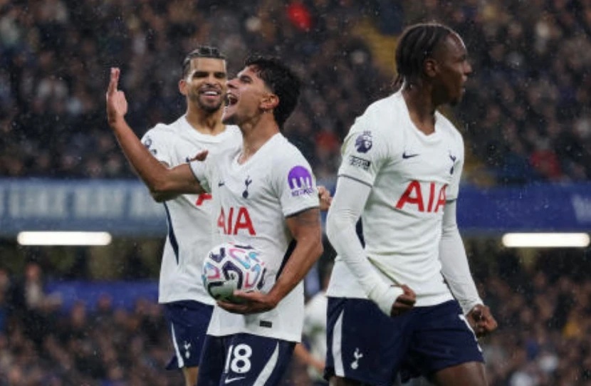 Tottenham Hotspur's Mateus Fernandes, Dominic Solanke and Mathys Tel celebrate their first goal, an own goal by Chelsea's Mike Penders, during their EPL match - Stamford Bridge, London, Oct. 24, 2026. (Reuters)